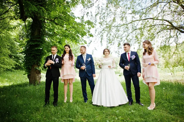 Pareja de bodas, damas de honor y padrino esperando al padrino — Foto de Stock