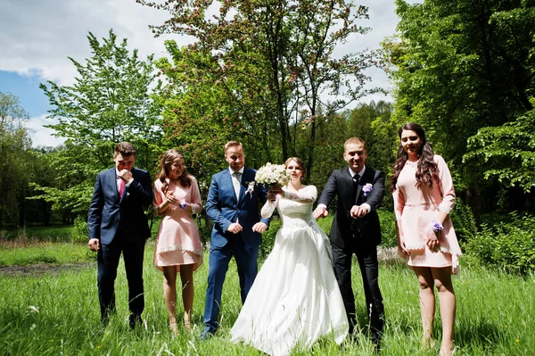 疯狂和快乐的新婚夫妇与伴娘和新郎的乐趣 — 图库照片