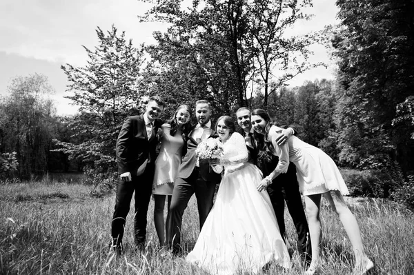Сумасшедшие и счастливые молодожены веселятся с подружками невесты и женихами — стоковое фото
