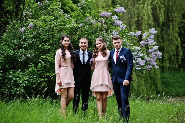 Nedime pembe elbise tu yakışıklı sağdıç ile poz