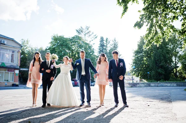 Mutlu evlilik çift ve Sağdıçlar çalıştıran ve j ile bridesmids