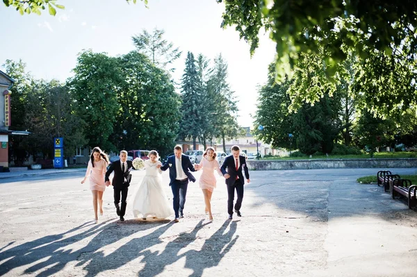 Mutlu evlilik çift ve Sağdıçlar çalıştıran ve j ile bridesmids