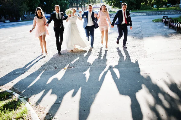 Verheugd huwelijksfeest koppel en bridesmids met groomsmen uitgevoerd en j — Stockfoto