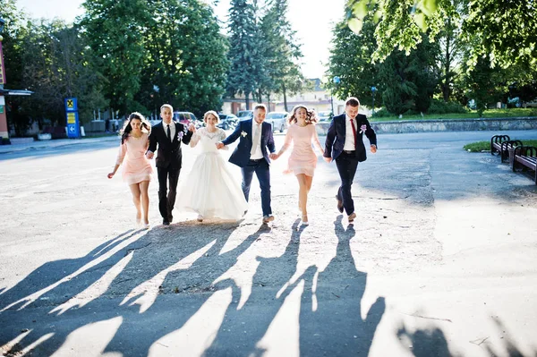 Mutlu evlilik çift ve Sağdıçlar çalıştıran ve j ile bridesmids