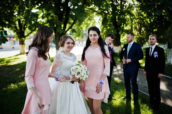 Çift düğün poz ve nedime ve damatlar ile eğleniyor