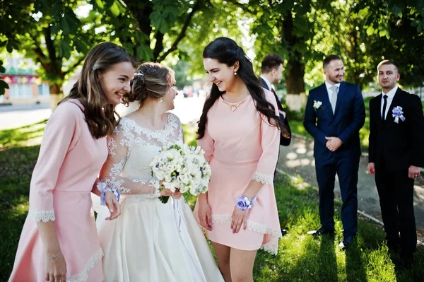 Hochzeitspaar posiert und hat Spaß mit Brautjungfern und Bräutigamen — Stockfoto