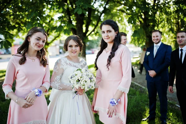 Hochzeitspaar posiert und hat Spaß mit Brautjungfern und Bräutigamen — Stockfoto