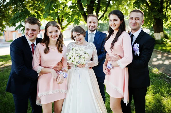 Wedding couple posing and having fun with bridesmaids and grooms — Stock Photo, Image