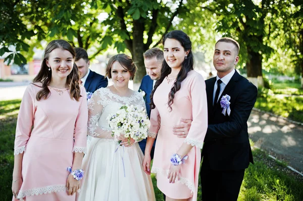 Свадебная пара позирует и веселится с подружками невесты и женихами — стоковое фото