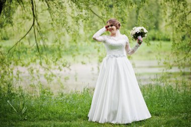 Güzel bir genç gelin buketi sıklıkta ile poz portresi