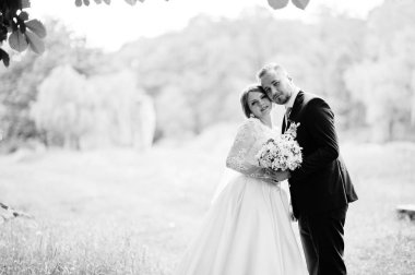 Harika genç Düğün çifti üzerinde muhteşem bir sunn açık poz