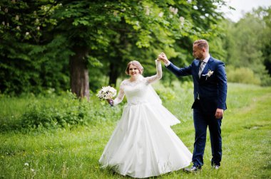 Çayır on bir güzel bahar güneşli dans düğün çifti