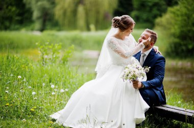Harika gelin t yanında çayır bir damadın kucağında oturan
