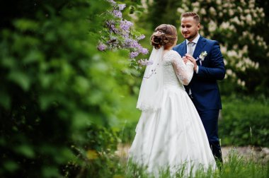 Yakın çekim fotoğraf birbirlerine gözlerime bakarak bir düğün Çift