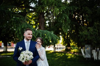 Harika genç Düğün çifti üzerinde muhteşem bir sunn açık poz