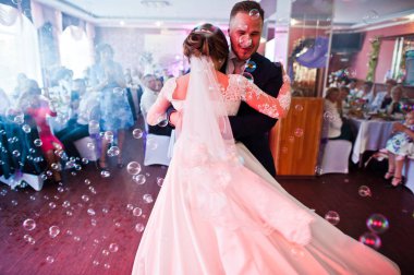 Güzel düğün çifti ilk dansları res gerçekleştirme