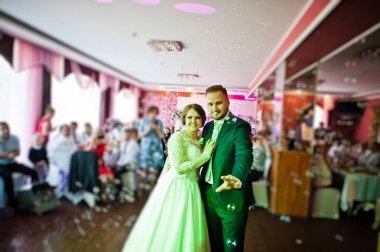 Güzel düğün çifti ilk dansları res gerçekleştirme