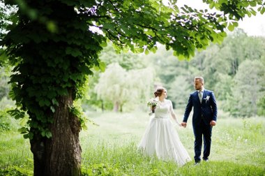 Harika genç Düğün çifti üzerinde muhteşem bir sunn açık poz