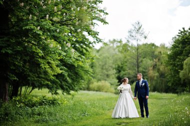Harika genç Düğün çifti üzerinde muhteşem bir sunn açık poz
