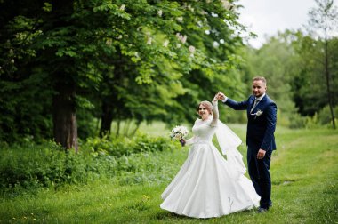 Çayır on bir güzel bahar güneşli dans düğün çifti