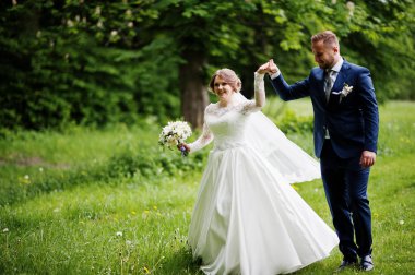 Çayır on bir güzel bahar güneşli dans düğün çifti