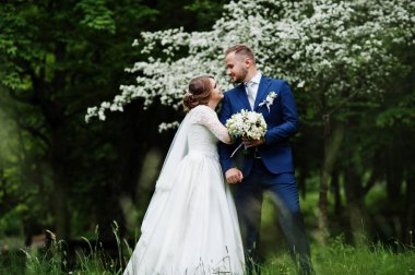 Birbirlerinin şirket zevk çarpıcı Düğün çifti wi park