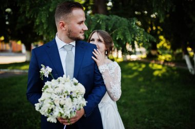 Harika genç Düğün çifti üzerinde muhteşem bir sunn açık poz