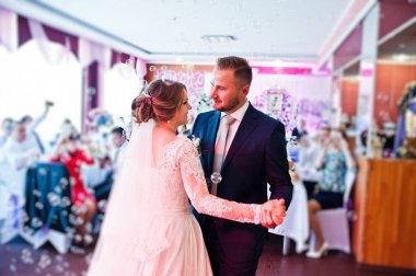 Güzel düğün çifti ilk dansları res gerçekleştirme