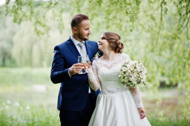 Şampanya ile poz inanılmaz evlilik çift ön plana gözlük