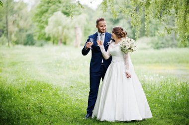 Şampanya ile poz inanılmaz evlilik çift ön plana gözlük