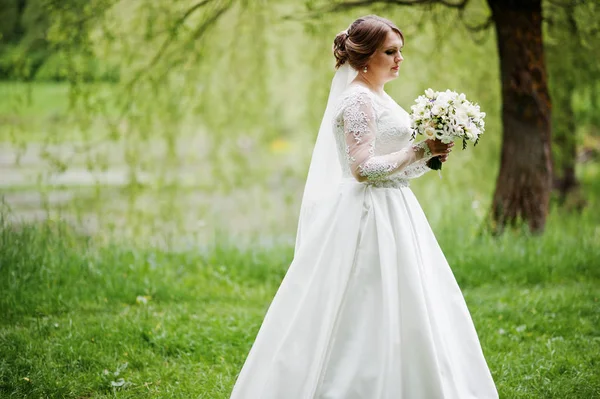 Güzel bir genç gelin buketi sıklıkta ile poz portresi