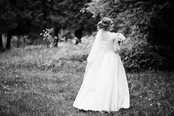 Güzel bir genç gelin buketi sıklıkta ile poz portresi