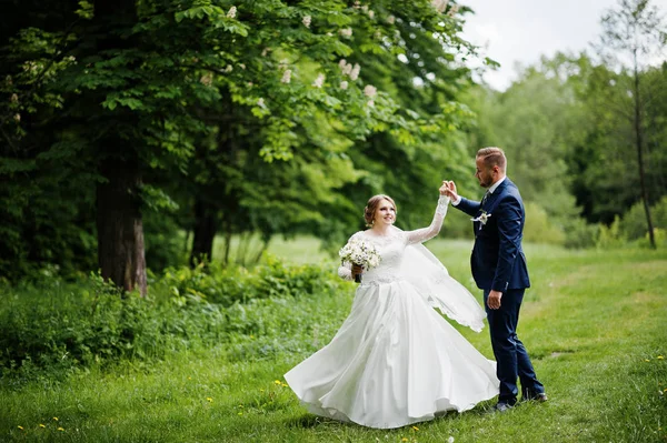 Svatební pár tančí na louce na krásný jarní slunečný — Stock fotografie