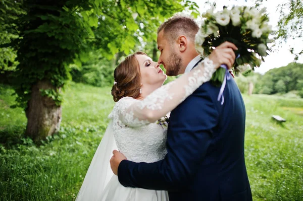 Close-up foto de um casal de casamento olhando um para o outro nos olhos — Fotografia de Stock