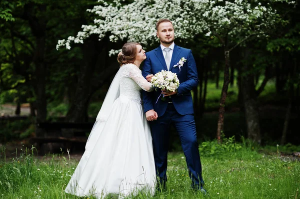 Birbirlerinin şirket zevk çarpıcı Düğün çifti wi park