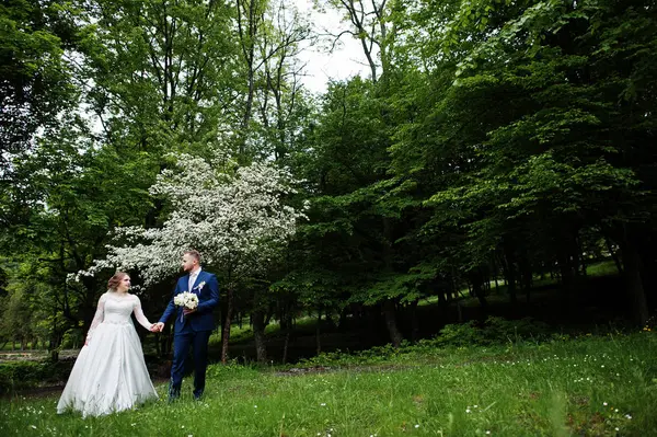 Birbirlerinin şirket zevk çarpıcı Düğün çifti wi park