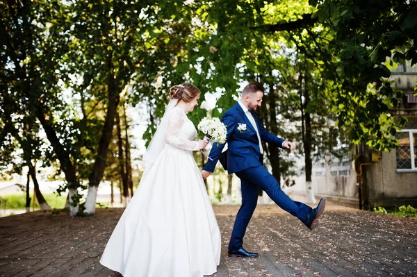 Υπέροχο νιόπαντρο ζευγάρι περπάτημα στο πάρκο στο γάμο τους — Φωτογραφία Αρχείου
