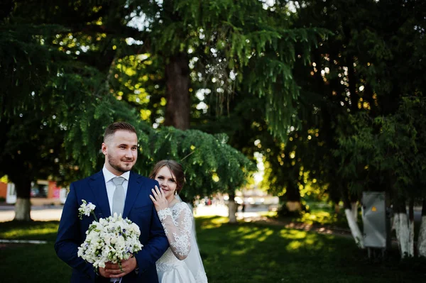 Harika genç Düğün çifti üzerinde muhteşem bir sunn açık poz