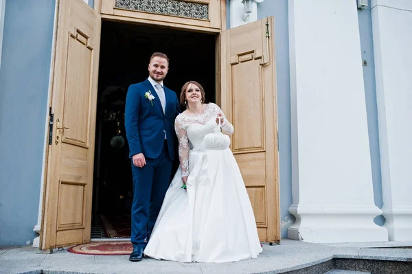 Matrimonio coppia gettare caramelle dopo la cerimonia di nozze outsi — Foto Stock