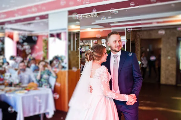 Güzel düğün çifti ilk dansları res gerçekleştirme