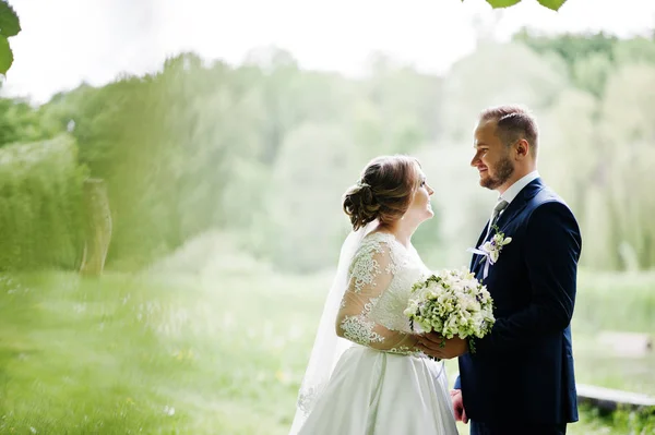 Foto de cerca de una pareja de boda mirándose a los ojos —  Fotos de Stock