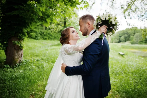 Close-up foto de um casal de casamento olhando um para o outro nos olhos — Fotografia de Stock