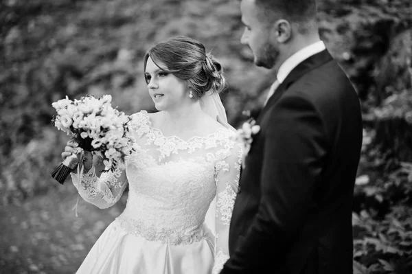 Yakın çekim fotoğraf birbirlerine gözlerime bakarak bir düğün Çift