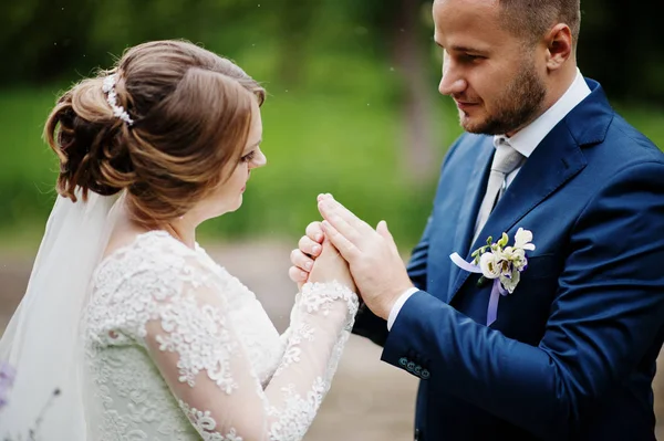 Yakın çekim fotoğraf birbirlerine gözlerime bakarak bir düğün Çift