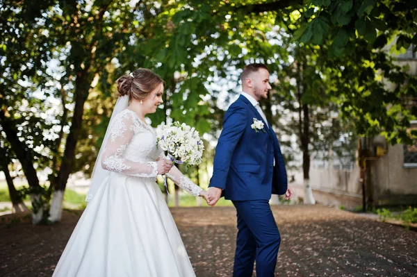 Kendi düğününde parkta yürüyüş güzel yeni evli çift