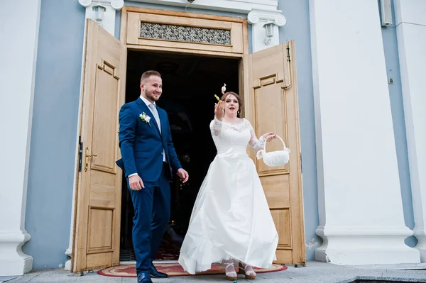 Pareja de boda lanzando caramelos después de la ceremonia de boda outsi —  Fotos de Stock