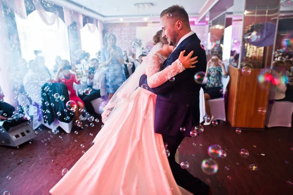 Όμορφο γαμήλιο ζεύγος εκτελεί τον πρώτο σας χορό για τις ΑΠΕ — Φωτογραφία Αρχείου