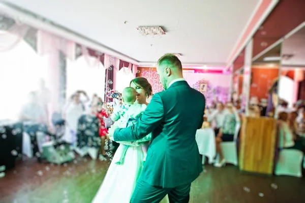 Fantástica joven hermosa pareja de boda bailando en el restaurante —  Fotos de Stock