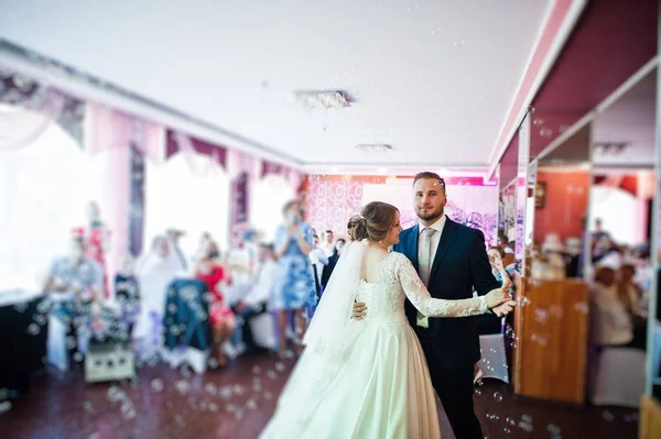 Vackra bröllop par utför sin första Dans i res — Stockfoto