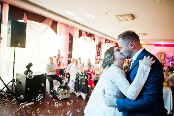 İlk dansları gerçekleştirme ve kissin güzel düğün çifti